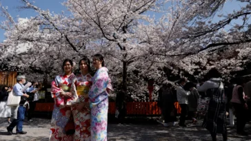 kimono giyen yabancı turistler