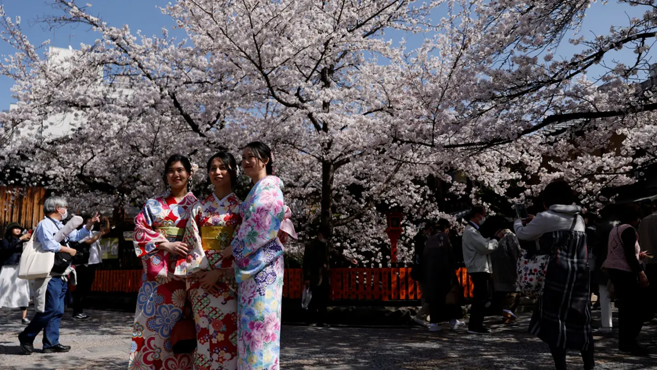 kimono giyen yabancı turistler